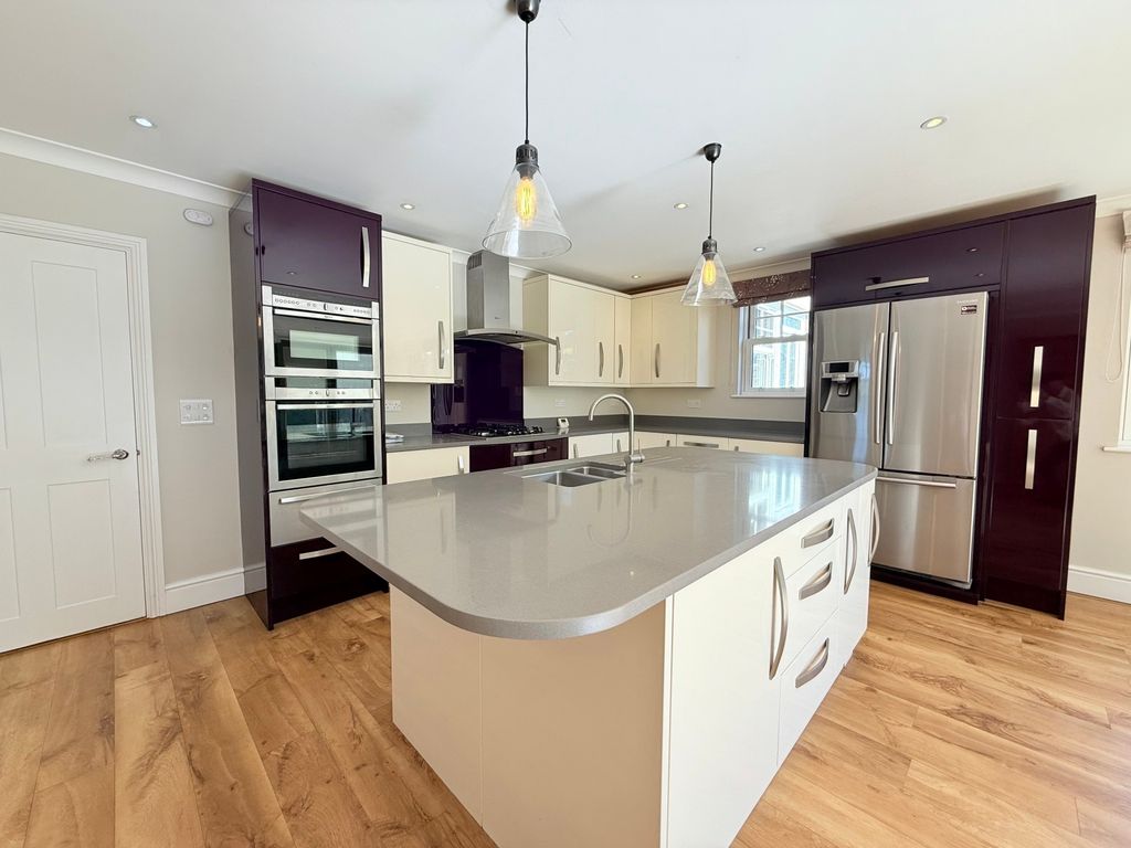 Property photo 3 of 21 Kitchen