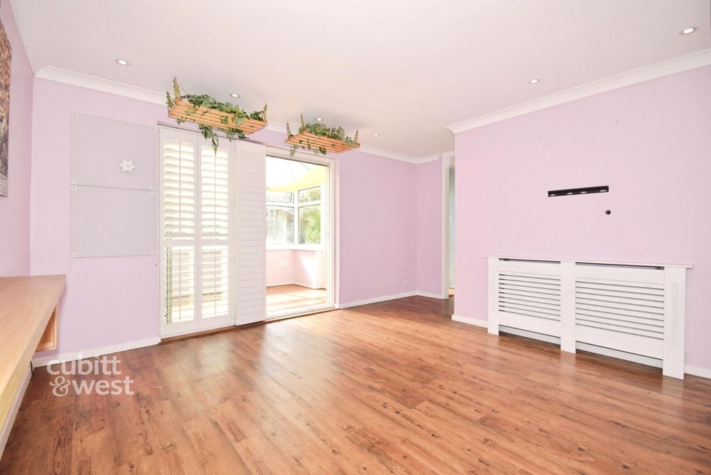 Property photo 3 of 19 Lounge