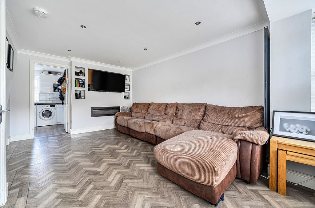 Property photo 2 of 14 1356153-10-68d3ee...