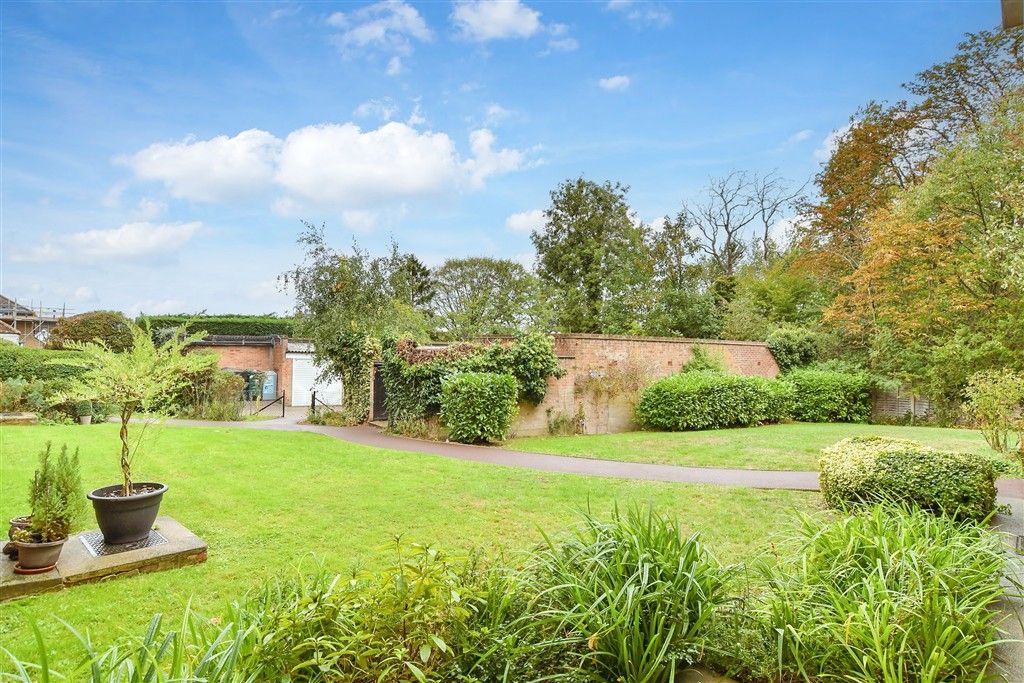 Property photo 3 of 10 Communal Gardens