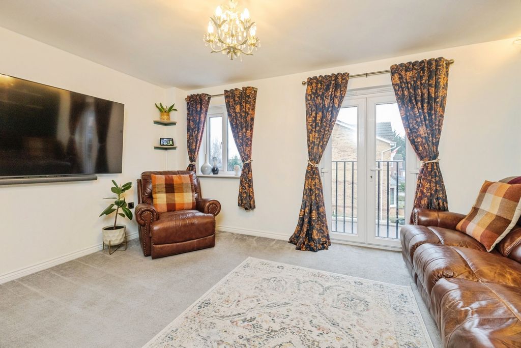 Property photo 3 of 20 Lounge