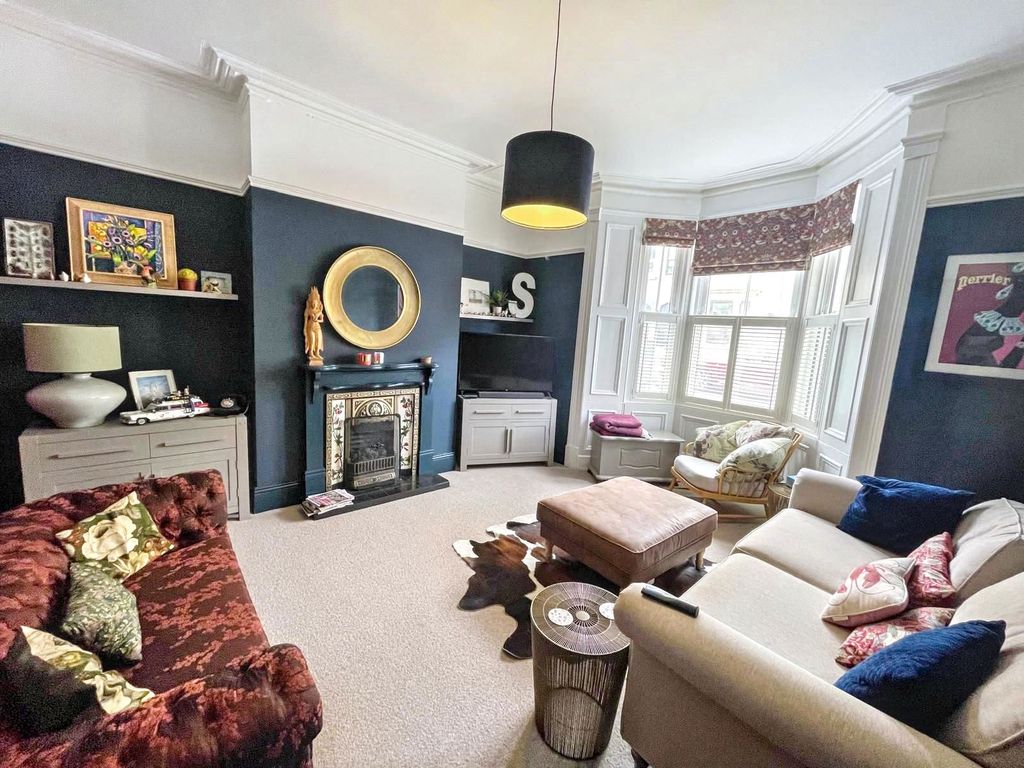 Property photo 2 of 32