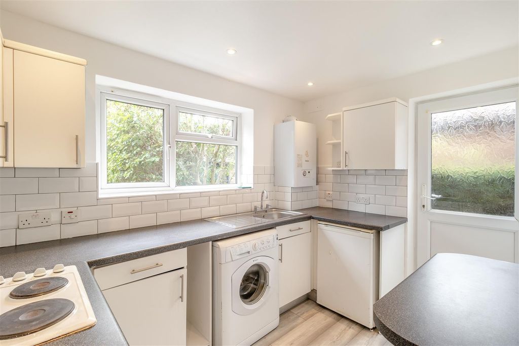 Property photo 3 of 11 8567346-Interior08.Jpg