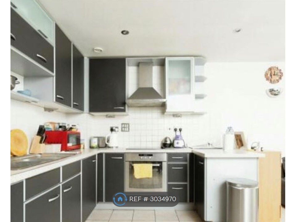 Property photo 3 of 12 Fully Fitted Kitchen