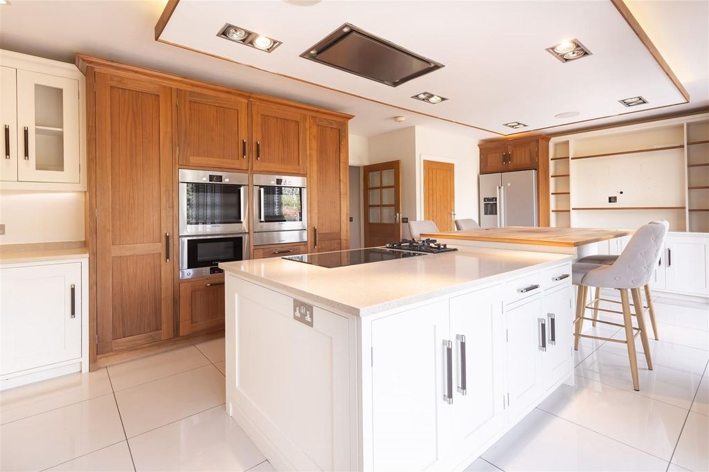 Property photo 2 of 22 30B Blackacre Road Theydon Bois, Essex, CM16 7Lu (