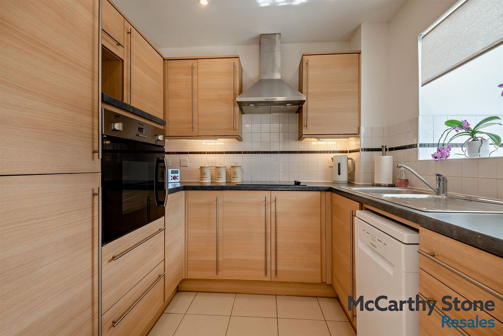 Property photo 3 of 23 8690246-Interior14-800.Jpg