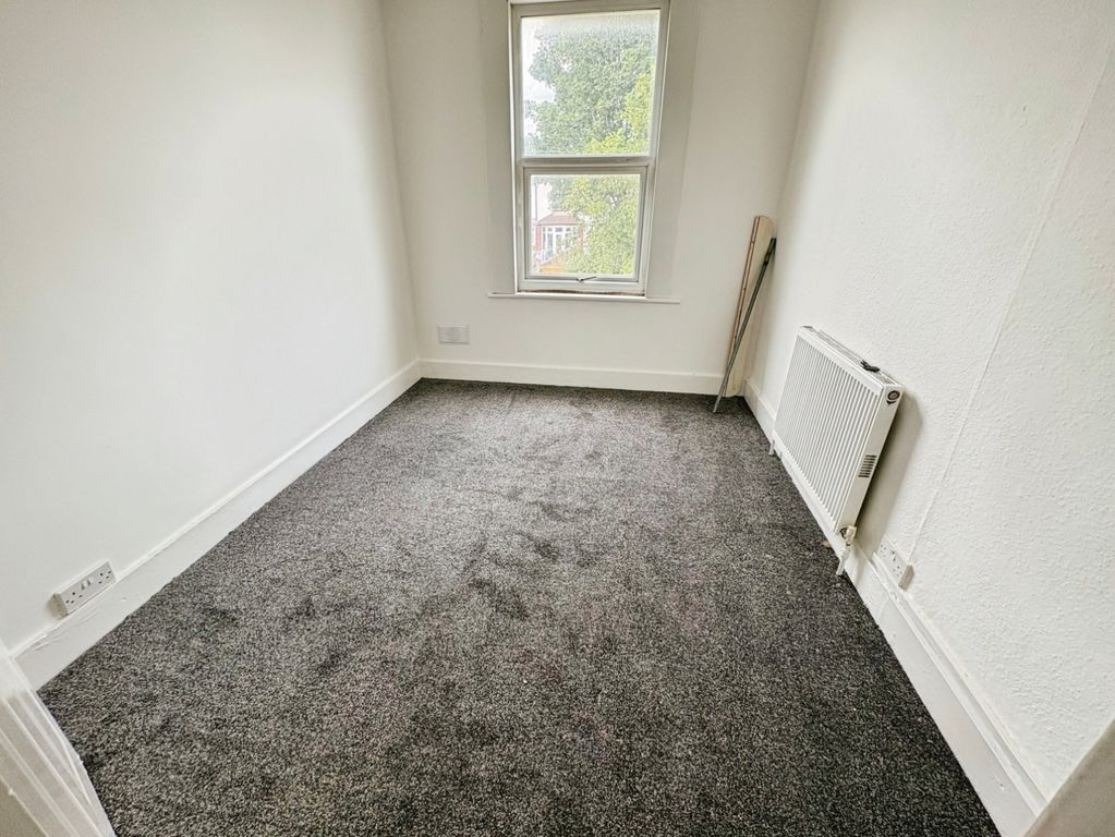 Property photo 2 of 6 Bedroom
