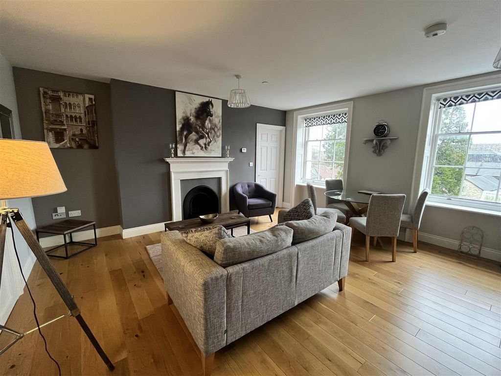 Property photo 3 of 9 Lounge