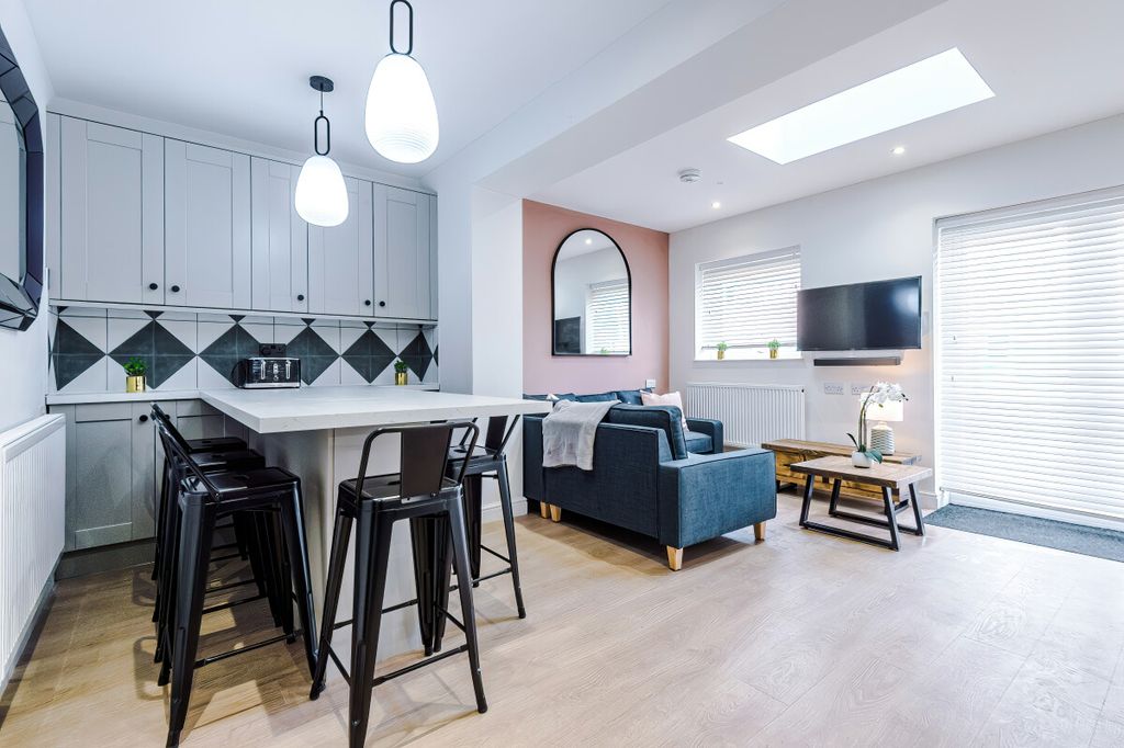 Property photo 2 of 28 4 Capricorn Way, Living Room 2