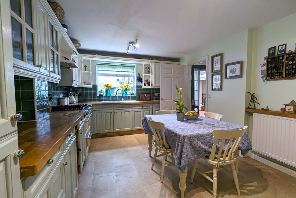 Property photo 3 of 28