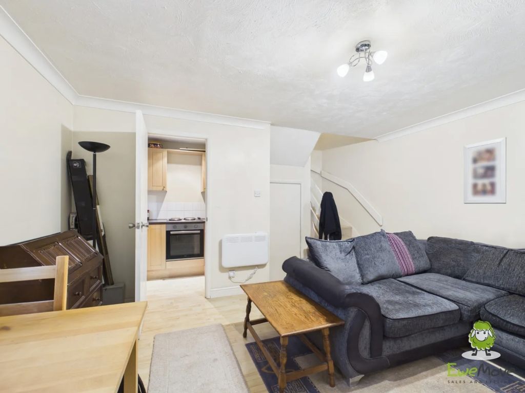 Property photo 3 of 8 Ewemove Estate Agents Basingstoke - Mahler Close