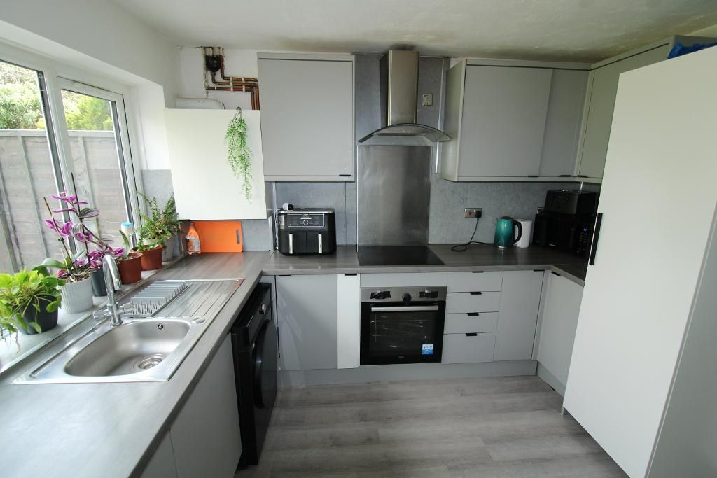 Property photo 3 of 11 Kitchen