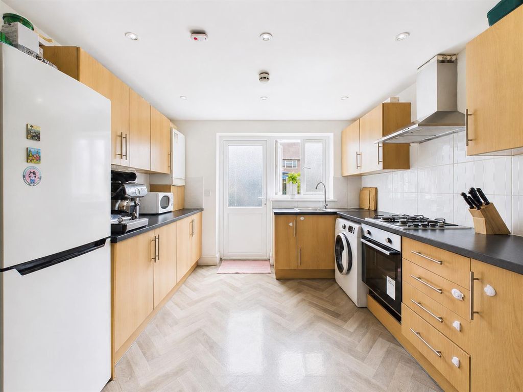 Property photo 3 of 14 Kitchen