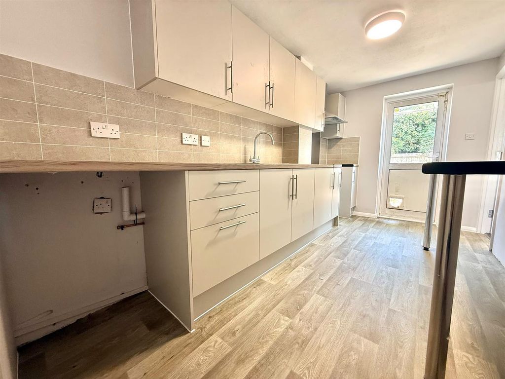 Property photo 3 of 8 Kitchen