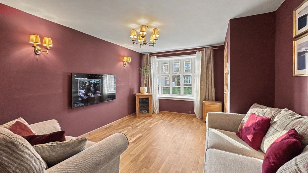 Property photo 3 of 8 Lounge