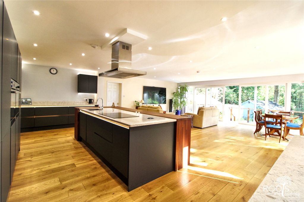 Property photo 2 of 34 Picture No. 27