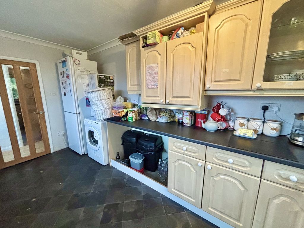 Property photo 3 of 17 Kitchen