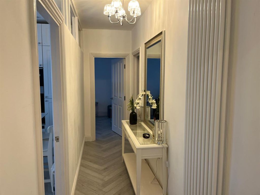 Property photo 2 of 7 Hallway