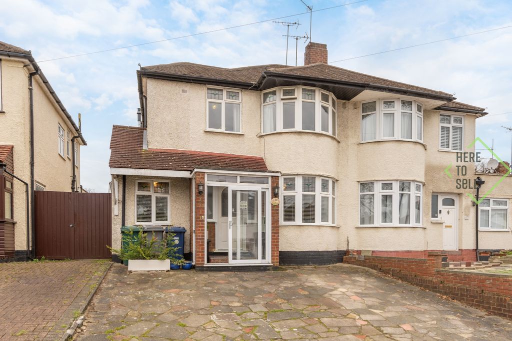 Property photo 3 of 16 Gallants Farm Road, Barnet, En4-Front