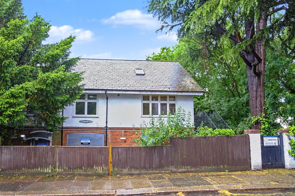 Property photo 1 of 18 Scott Lodge, 5 Brent Road, Brentford, Tw8 8Bp