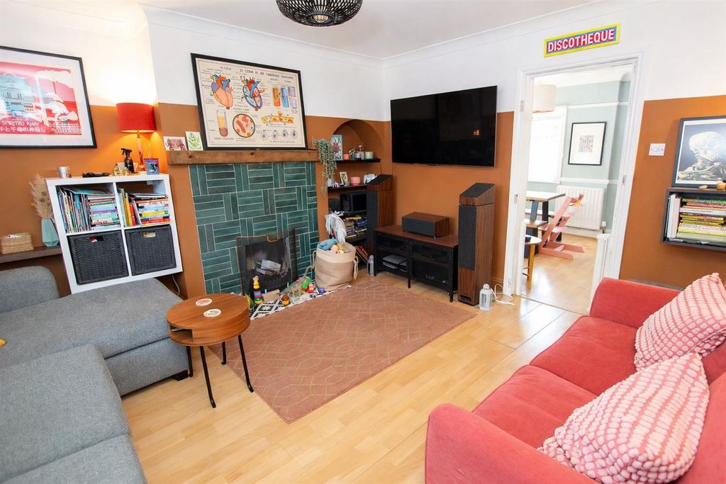 Property photo 2 of 18 Lounge B.Jpg