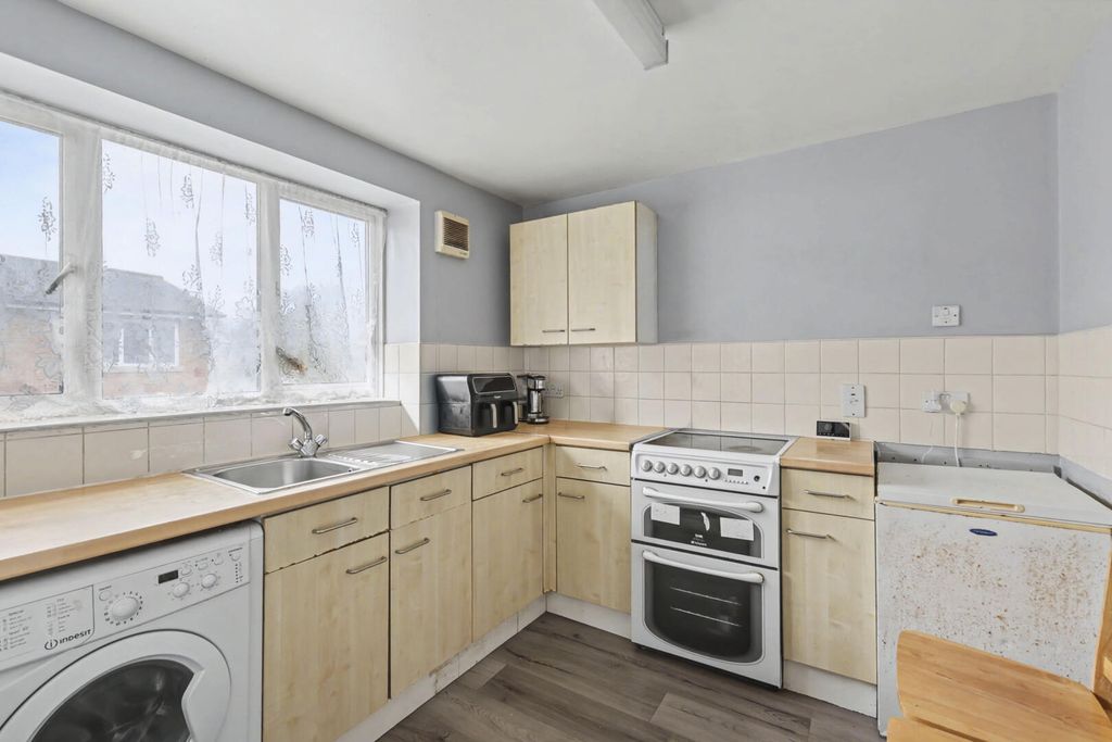 Property photo 3 of 11 Kitchen