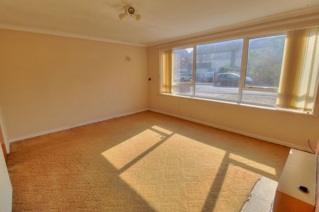 Property photo 3 of 17 Lounge