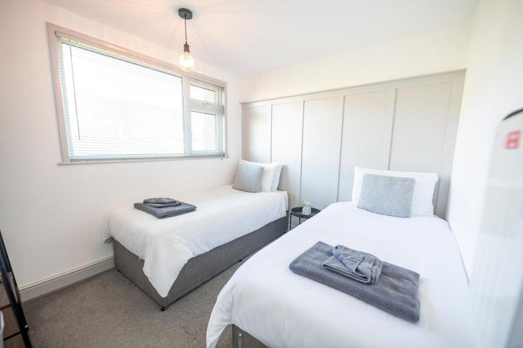 Property photo 2 of 11 Bed 1 Singles.Jpg