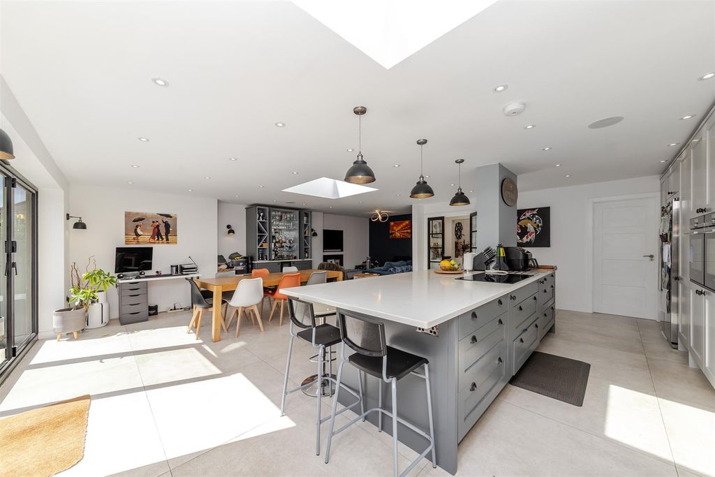 Property photo 2 of 29 8Gurneycourtroad-24.Jpg