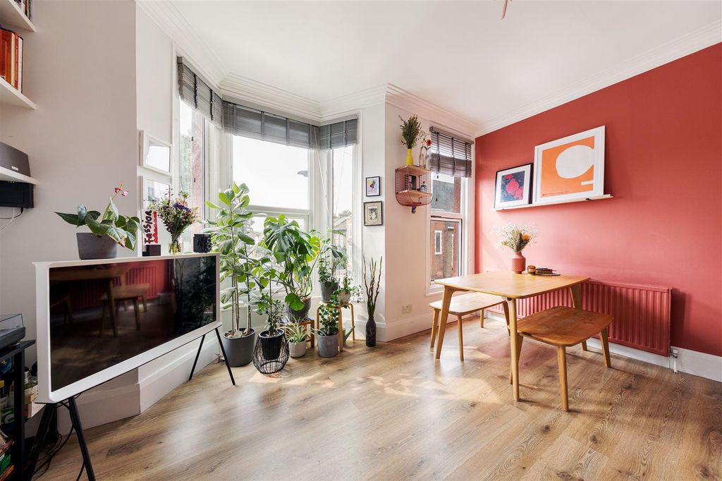 Property photo 2 of 13 Cruikshank Road E15
