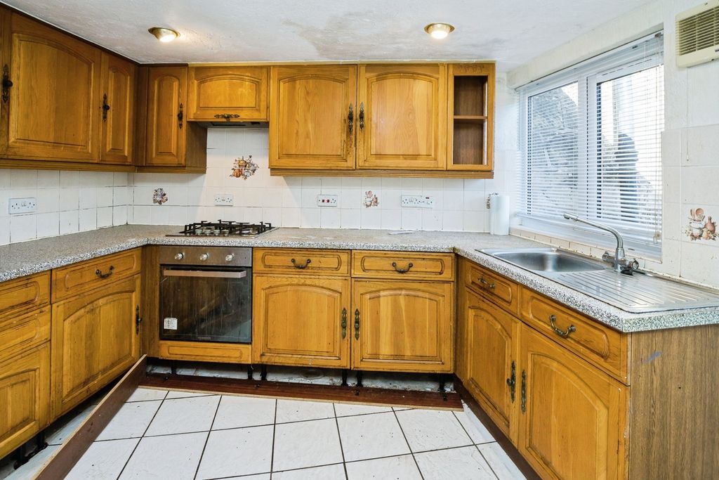 Property photo 3 of 16 Kitchen