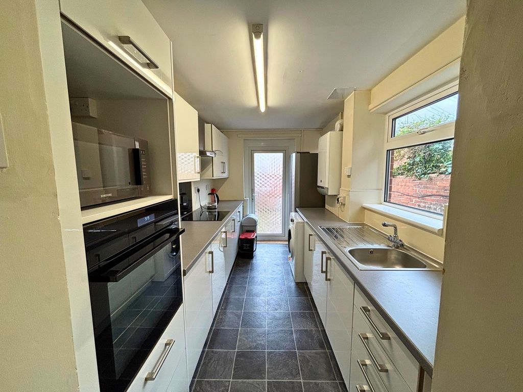 Property photo 1 of 11 Kitchen