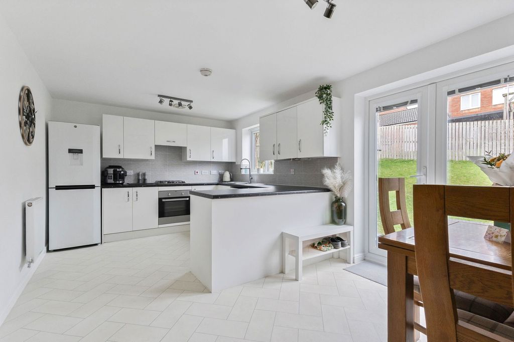 Property photo 3 of 25