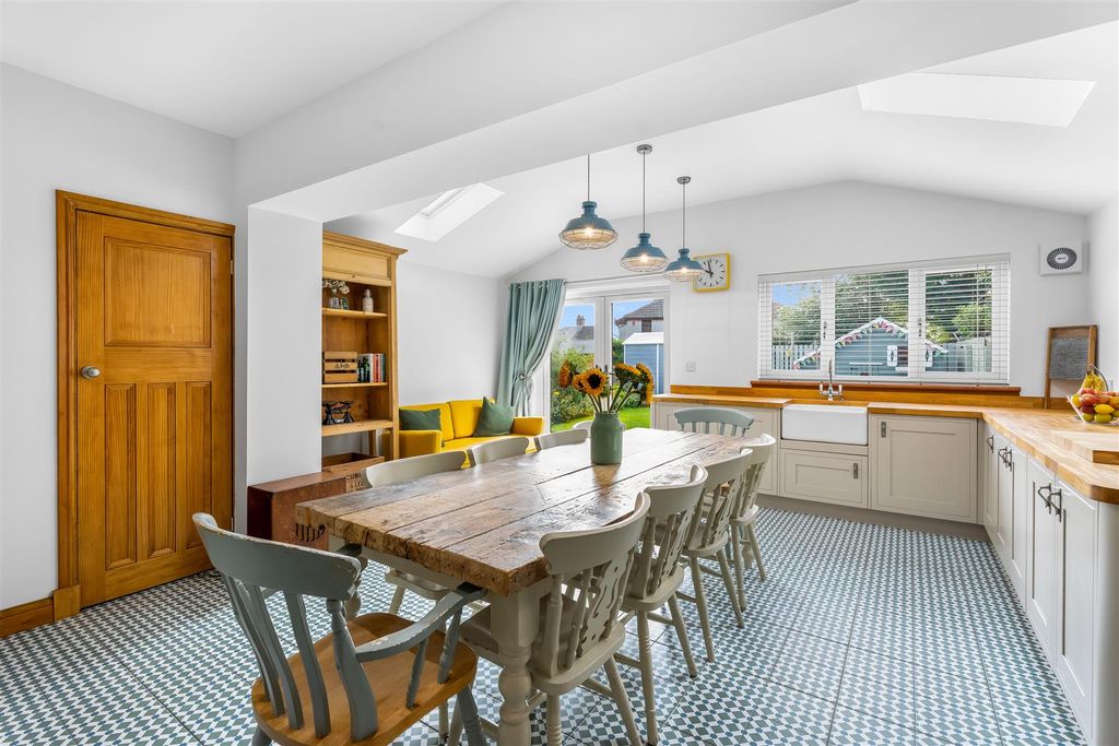 Property photo 3 of 26 40Lavelle-20.Jpg