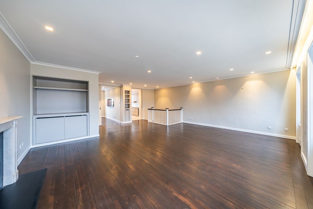 Property photo 3 of 26 Warwick-Square-3