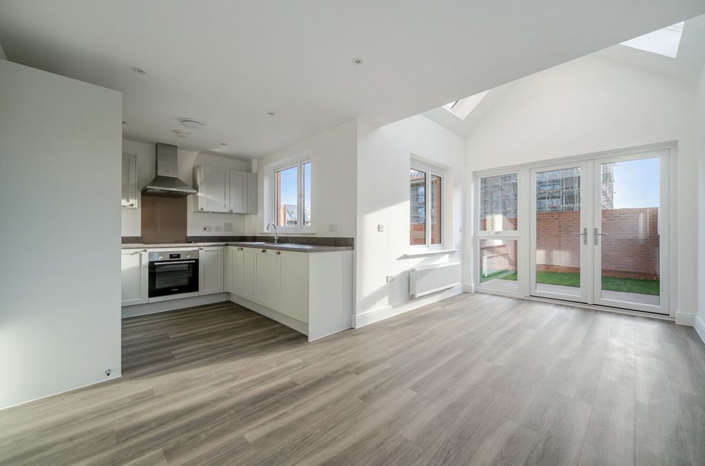 Property photo 2 of 11 1394585-13-69492d...