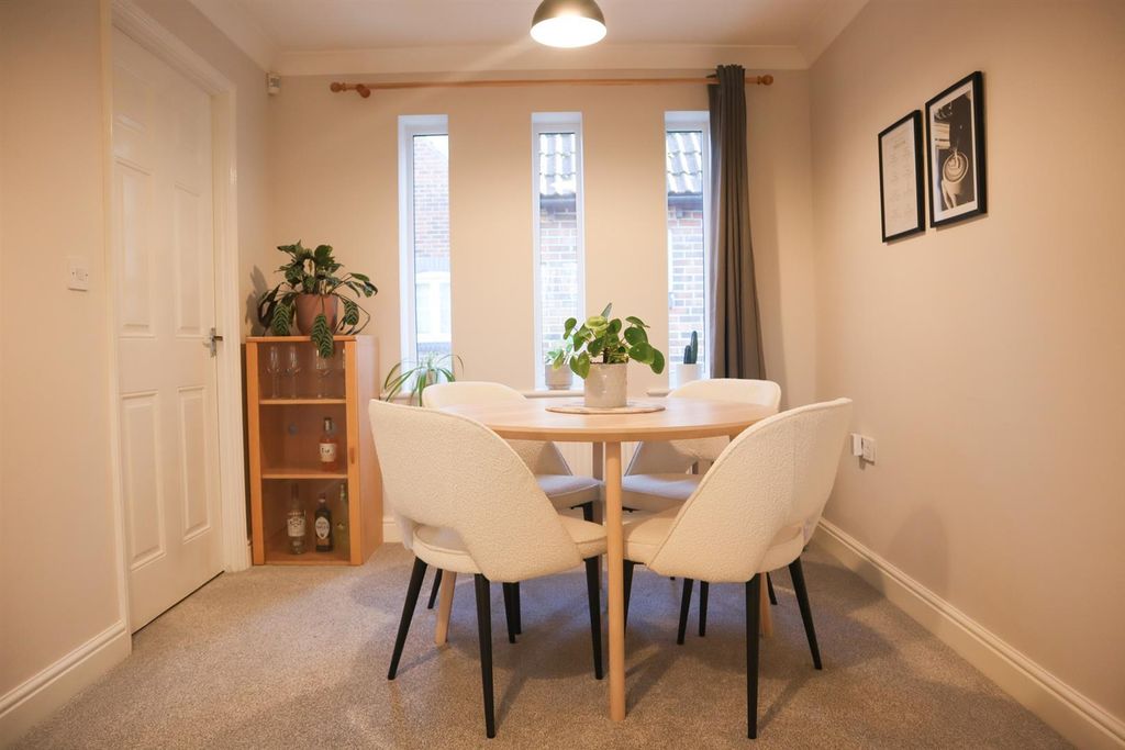 Property photo 3 of 11 Dining Area