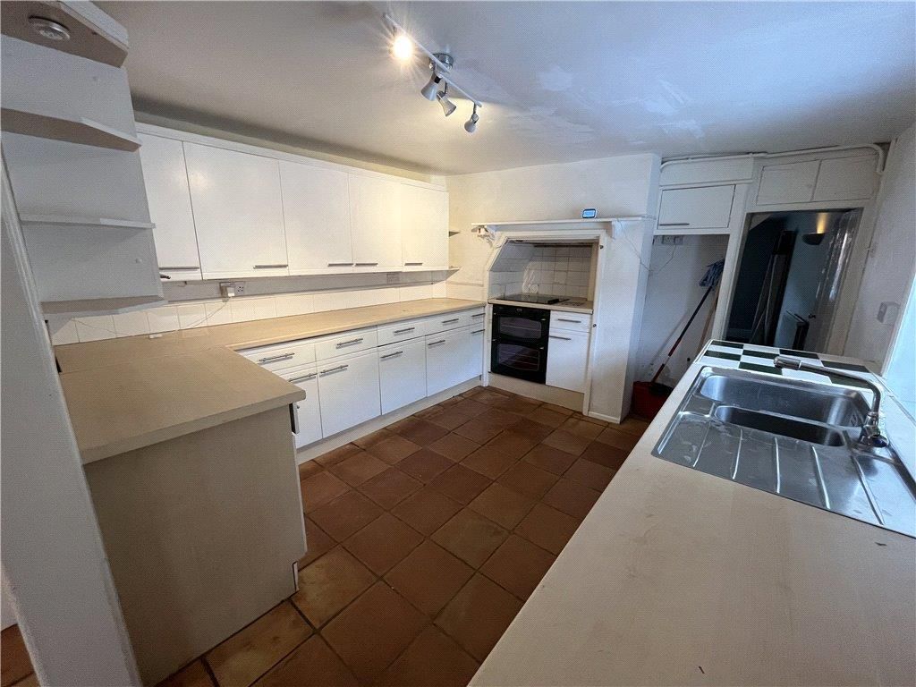 Property photo 3 of 12 Kitchen