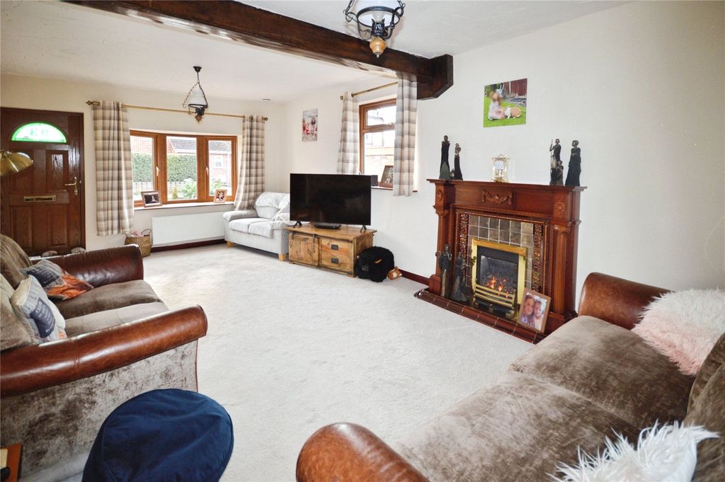 Property photo 3 of 23 Lounge