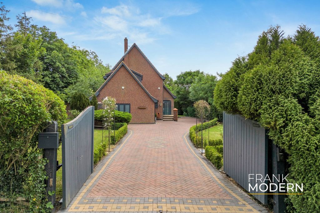 Property photo 2 of 45 Driveway