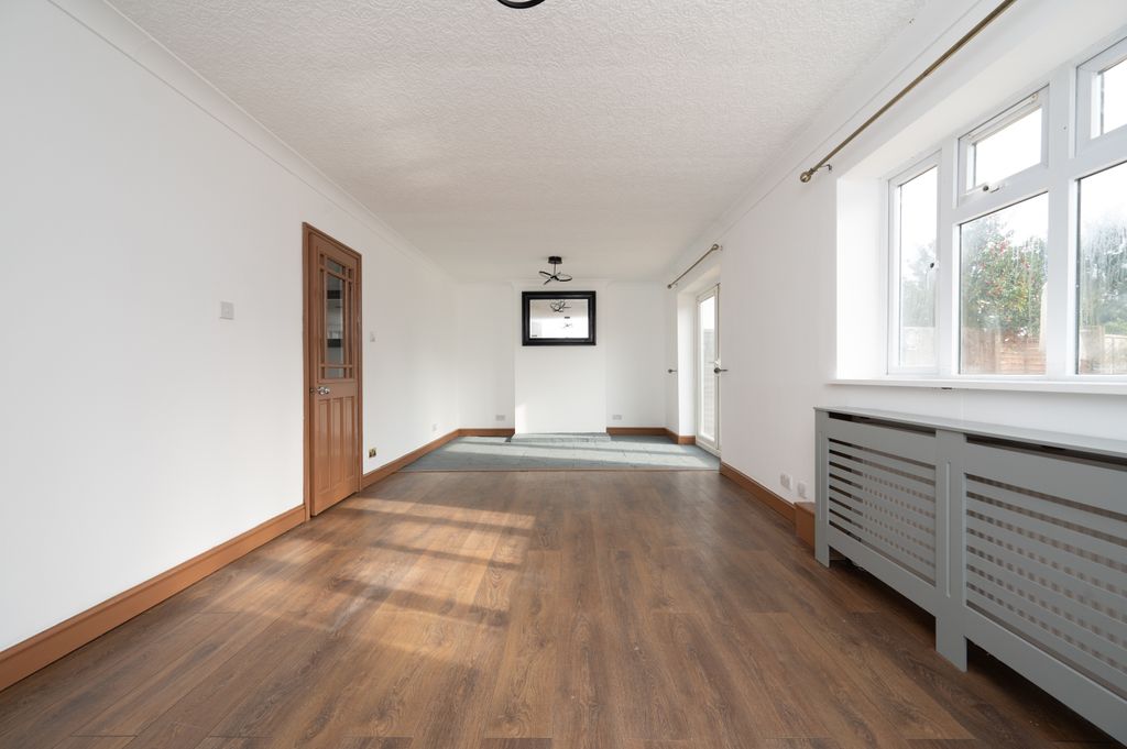 Property photo 3 of 22 Lounge 2