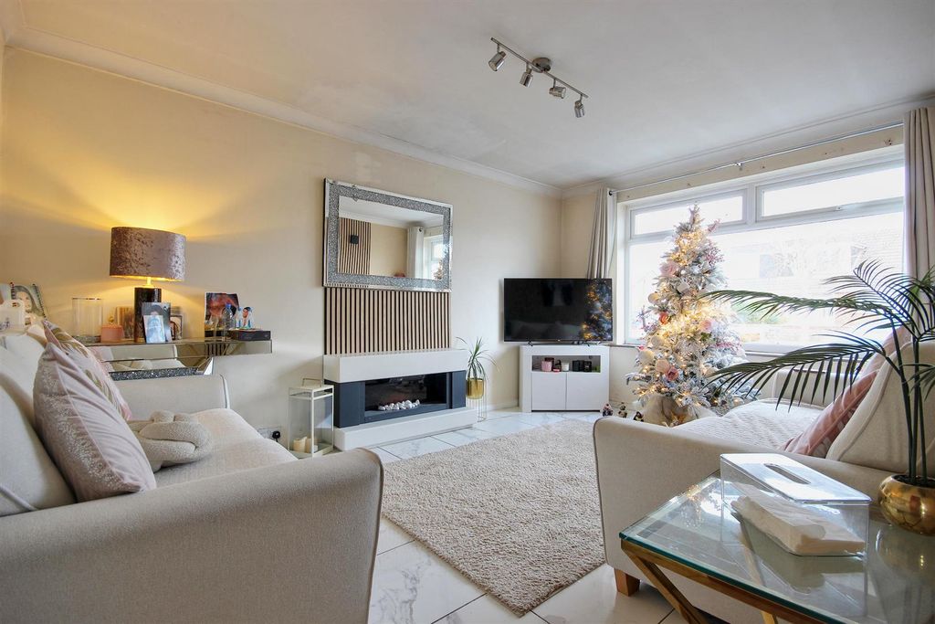 Property photo 2 of 23 Lounge