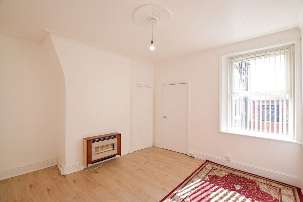 Property photo 3 of 7 Living Room