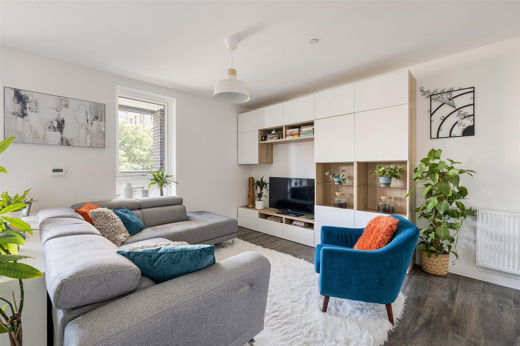 Property photo 1 of 30 Clarkson Crescent, E17