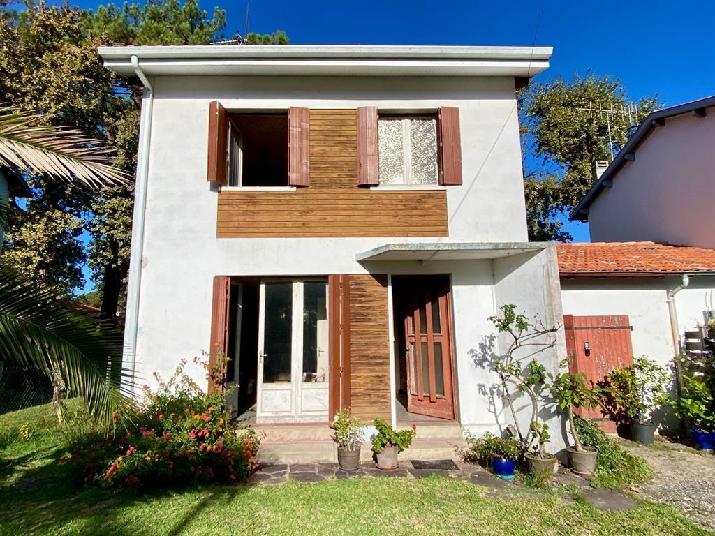 Property photo 1 of 6 A Charming Terraced House In Need Of Renovation In The Quartier Des Arènes