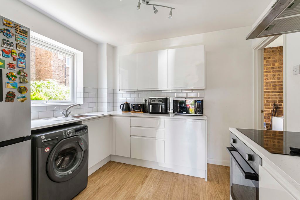 Property photo 3 of 19 Kitchen