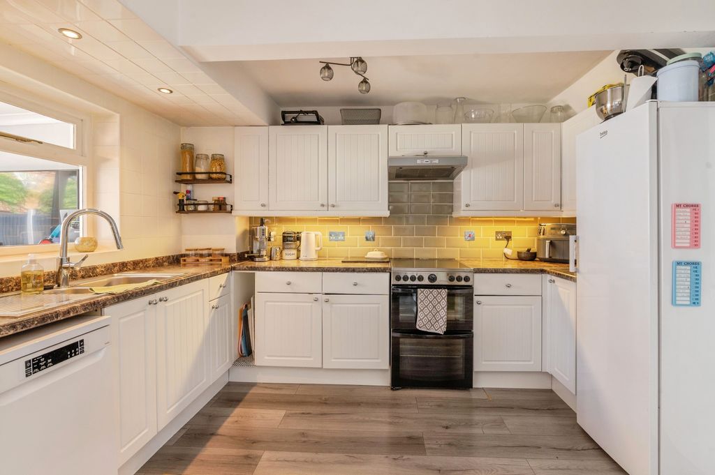 Property photo 3 of 18 42Grapnellsgrapnellsbasildonss164Lt-13