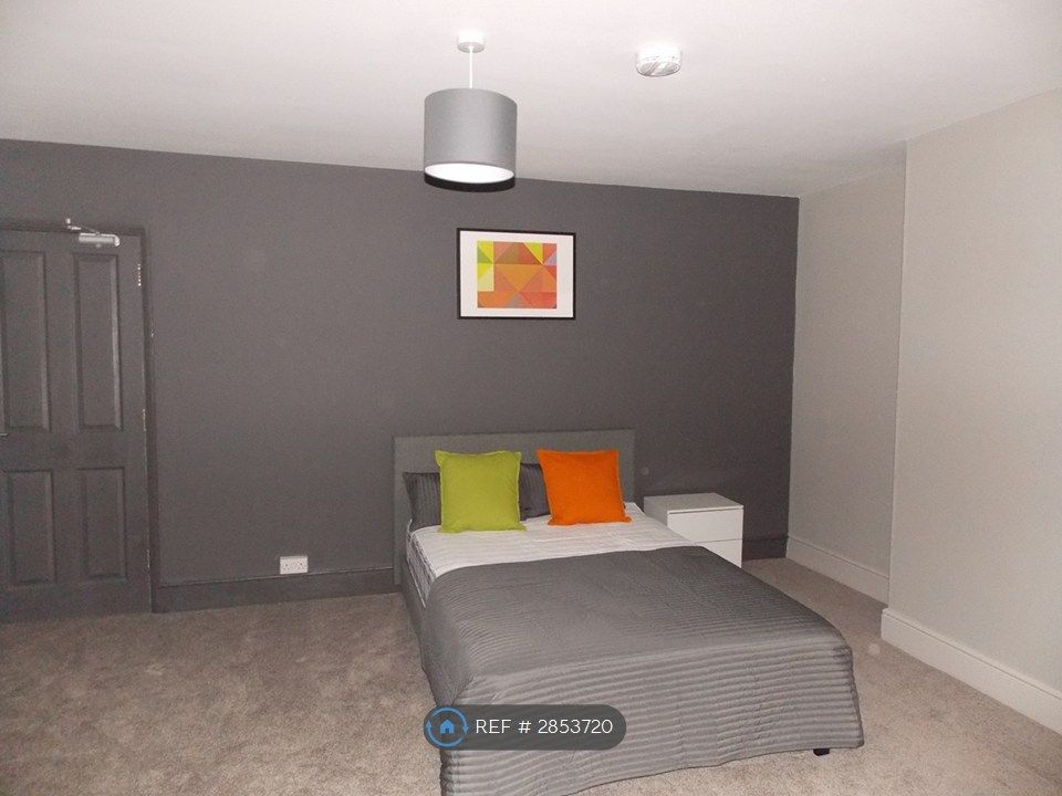 Property photo 1 of 7 Room 5