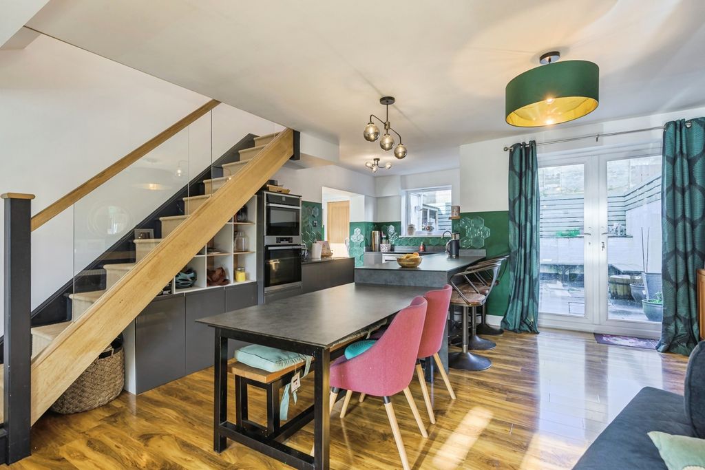 Property photo 2 of 17 Photo