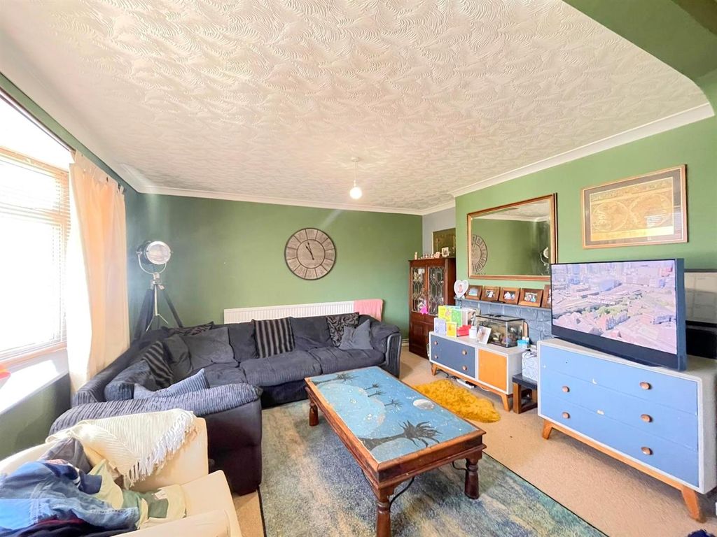 Property photo 2 of 17 Lounge